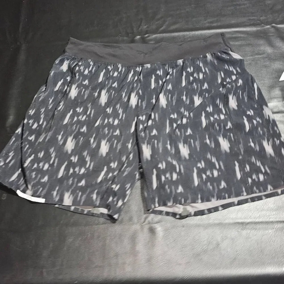 Lululemon‎ Mens Black Gray Abstract Drawstring Linerless Shorts XXL - Picture 1 of 3